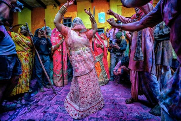 Bilder des Jahres 2025, Entertainment 03 März Entertainment Themen der Woche KW10 Lathmar Holi festival in Barsana, India - 08 Mar 2025 A female devotee seen dancing during the Lathmar Holi Festival with the traditional song of Lathmar Holi. The myth behind this Lathmar Holi is related to the Hindu God Lord Krishna who as per local belief came from his hometown Nandgaon to his lover s place at Barsana and teased Radha and her friends. With this common belief for more than 100 years, women of Barsana still maintain the ritual and beat the outcomers of Nandgaon with sticks (Lathi) to maintain the tradition on this particular day. Barsana India Copyright: xAvishekxDasx xSOPAxImagesx AVDlathmar25i