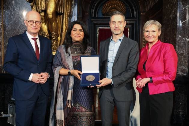 Bilder des Jahres 2025, News 03 März News Themen der Woche KW10 News Bilder des Tages Der Historiker Meron Mendel und die Politologin Saba-Nur Cheema sind am Sonntag (09.03.2025) in Hamburg mit der Buber-Rosenzweig-Medaille geehrt worden. (Foto v.l.: Peter Tschentscher (SPD), Erster Buergermeister der Freien und Hansestadt Hamburg; Saba-Nur Cheema; Meron Mendel; und die Ratsvorsitzende der EKD, Kirsten Fehrs, Bischoefin im Sprengel Hamburg und Luebeck) Der Deutsche Koordinierungsrat der Gesellschaften fuer Christlich-Juedische Zusammenarbeit zeichnete das juedisch-muslimische Ehepaar fuer sein Engagement fuer Demokratie und Menschenrechte aus. Cheema ist Muslima, die Methoden und Projekte fuer die historisch-politische Bildungsarbeit entwickelt hat. Der deutsch-israelische Historiker und Paedagoge Mendel ist Direktor der Fra Copyright: epd-bild StephanxWallocha epd-Buber-Rosenzweig-Medaille1 -kopieren
