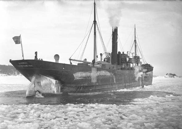 Das Frachtschiff Sigrid von Landskrona steckt im Eis der südlichen Schären von Stockholm fest. Die Schiffsmotoren laufen und die Schiffsschraube dreht sich, so daß der Schiffsrumpf eisfrei ist. Februar 1940. Kristoffersson ref 62 4 The cargo ship Sigrid of Landskrona is stuck in the ice in Stockholm s southern archipelago. The ship s engines are running and the propeller is turning, making it ice-free around the hull. February 1940. Kristoffersson ref 62-4 Copyright: imageBROKER Sjoberg ibljsj12852919.jpg