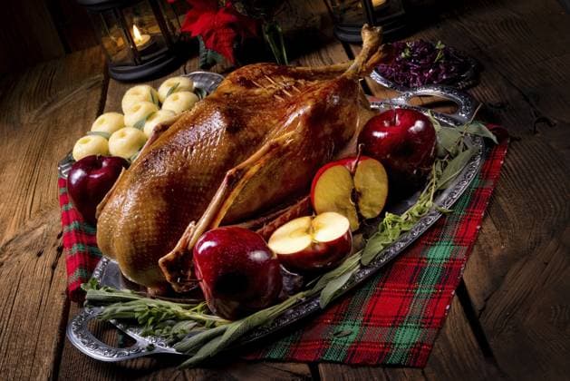 Gebratene Weihnachtsente mit Äpfeln Roast Christmas duck with apples Copyright: imageBROKER DzinnikxDarius ibxiqx12686388.jpg
