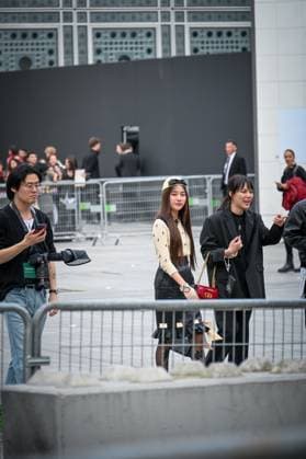 Paris Fashion Week Arrivee people au defile Valentino Arrival of celebrities at Valentino Show Fashion Week, defile Valentino pret a porter femme, Automne Hiver 2025 2026 Freen Sarocha 441552 2025 03 09 France  Copyright: xBarbaraxNeymanx xStarfacex STAR_441552_031