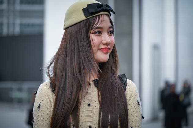 Paris Fashion Week Arrivee people au defile Valentino Arrival of celebrities at Valentino Show Fashion Week, defile Valentino pret a porter femme, Automne Hiver 2025 2026 Freen Sarocha 441552 2025 03 09 France  Copyright: xBarbaraxNeymanx xStarfacex STAR_441552_037