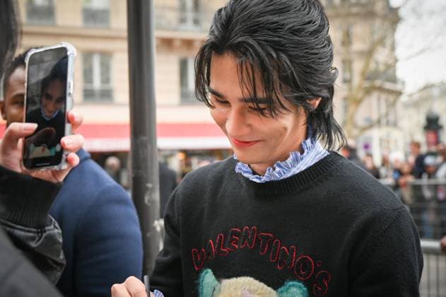Paris Fashion Week Arrivee people au defile Valentino Arrival of celebrities at Valentino Show Fashion Week, defile Valentino pret a porter femme, Automne Hiver 2025 2026 Jeff Satur 441552 2025 03 09 France  Copyright: xBarbaraxNeymanx xStarfacex STAR_441552_047