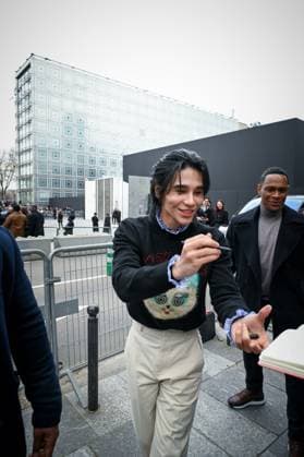 Paris Fashion Week Arrivee people au defile Valentino Arrival of celebrities at Valentino Show Fashion Week, defile Valentino pret a porter femme, Automne Hiver 2025 2026 Jeff Satur 441552 2025 03 09 France  Copyright: xBarbaraxNeymanx xStarfacex STAR_441552_051