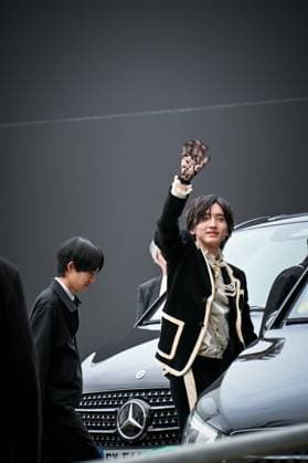 Paris Fashion Week Arrivee people au defile Valentino Arrival of celebrities at Valentino Show Fashion Week, defile Valentino pret a porter femme, Automne Hiver 2025 2026 Shumuke Michieda 441552 2025 03 09 France  Copyright: xBarbaraxNeymanx xStarfacex STAR_441552_073