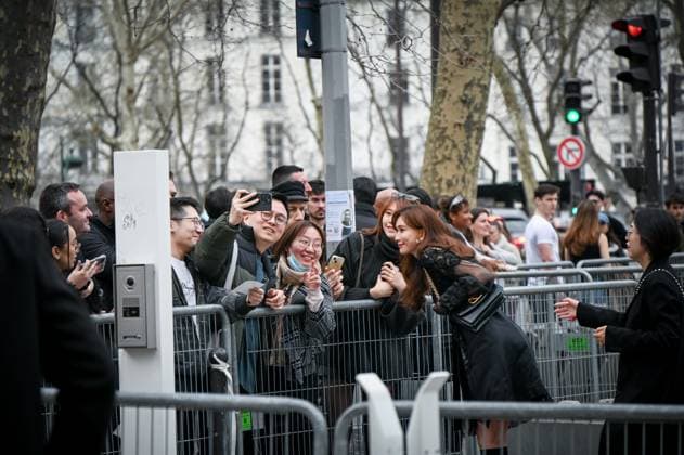 Paris Fashion Week Arrivee people au defile Valentino Arrival of celebrities at Valentino Show Fashion Week, defile Valentino pret a porter femme, Automne Hiver 2025 2026 Lin Chi ling 441552 2025 03 09 France  Copyright: xBarbaraxNeymanx xStarfacex STAR_441552_075