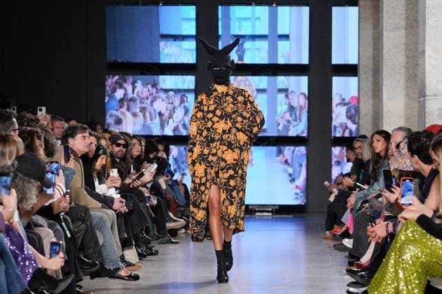 Entertainment Bilder des Tages Lisbon Fashion Week in Lisboa, Portugal - 09 Mar 2025 A model walks the runway during Nuno Baltazar fashion show at ModaLisboa Capital, Lisbon Fashion Week in Lisboa. Lisbon Portugal Copyright: xBrunoxdexCarvalhox xSOPAxImagesx brunodecarvalho_mlxcapital-3222