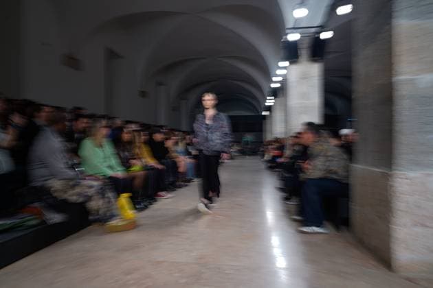 Lisbon Fashion Week in Lisboa, Portugal - 09 Mar 2025 A model walks the runway during Duartehajime fashion show at ModaLisboa Capital, Lisbon Fashion Week in Lisboa. Lisbon Portugal Copyright: xBrunoxdexCarvalhox xSOPAxImagesx brunodecarvalho_mlxcapital-4149