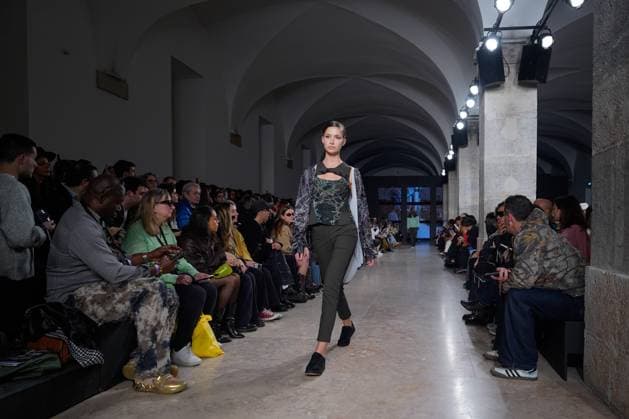 Lisbon Fashion Week in Lisboa, Portugal - 09 Mar 2025 A model walks the runway during Duartehajime fashion show at ModaLisboa Capital, Lisbon Fashion Week in Lisboa. Lisbon Portugal Copyright: xBrunoxdexCarvalhox xSOPAxImagesx brunodecarvalho_mlxcapital-4177