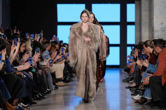 Lisbon Fashion Week in Lisboa, Portugal - 09 Mar 2025 A model walks the runway during Goncalo Peixoto fashion show at ModaLisboa Capital, Lisbon Fashion Week in Lisboa. Lisbon Portugal Copyright: xBrunoxdexCarvalhox xSOPAxImagesx brunodecarvalho_mlxcapital-4692