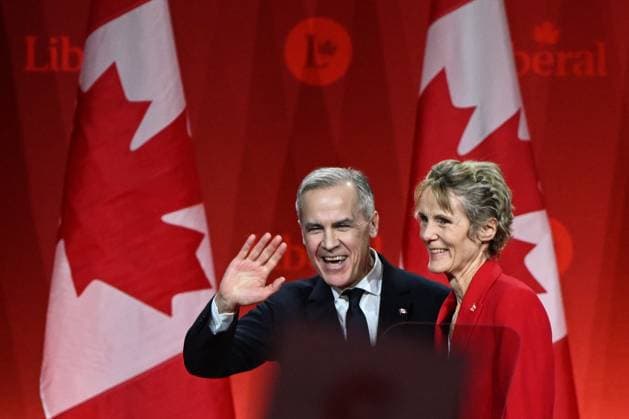 Kanada, Mark Carney wird neuer Premierminister, Archivbilder News Bilder des Tages 2025 Liberal Leadership Election Results Announcement In Ottawa OTTAWA, CANADA MARCH 9: Mark Carney, newly elected as leader of the Liberal Party of Canada, stands alongside his wife, Diana Carney, after delivering his victory speech following the official announcement of the 2025 Liberal Leadership race results at Rogers Centre in Ottawa, Ontario, Canada, on March 9, 2025. Ottawa Canada  Copyright: xArturxWidakx originalFilename: widak-2025libe250309_npntE.jpg