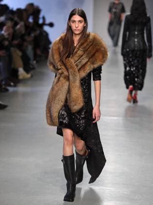 PFW - Niccolo Pasqualetti Runway A model walks the runway during the Niccolo Pasqualetti Womenswear Fall Winter 2025-2026 show as part of Paris Fashion Week at Palais De Tokyo on March 09, 2025 in Paris, France. Photo by Alain-gil Gonzalez ABACAPRESS.COM Paris France  Copyright: xGonzalezxAlain-Gil ABACAx