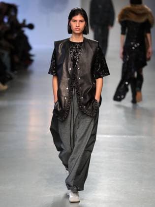 PFW - Niccolo Pasqualetti Runway A model walks the runway during the Niccolo Pasqualetti Womenswear Fall Winter 2025-2026 show as part of Paris Fashion Week at Palais De Tokyo on March 09, 2025 in Paris, France. Photo by Alain-gil Gonzalez ABACAPRESS.COM Paris France  Copyright: xGonzalezxAlain-Gil ABACAx