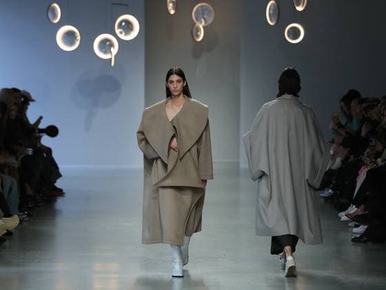 Entertainment Themen der Woche KW10 Entertainment Bilder des Tages PFW - Niccolo Pasqualetti Runway A model walks the runway during the Niccolo Pasqualetti Womenswear Fall Winter 2025-2026 show as part of Paris Fashion Week at Palais De Tokyo on March 09, 2025 in Paris, France. Photo by Alain-gil Gonzalez ABACAPRESS.COM Paris France  Copyright: xGonzalezxAlain-Gil ABACAx