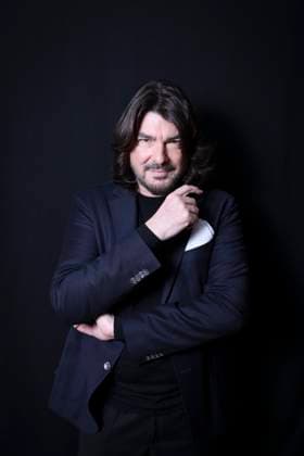 Entertainment Themen der Woche KW10 Entertainment Bilder des Tages Stephane Rolland Portrait French fashion designer Stephane Rolland poses for a portrait session in Paris, France, on March 9, 2025. Photo by David Boyer ABACAPRESS.COM Paris France  Copyright: xBoyerxDavid ABACAx