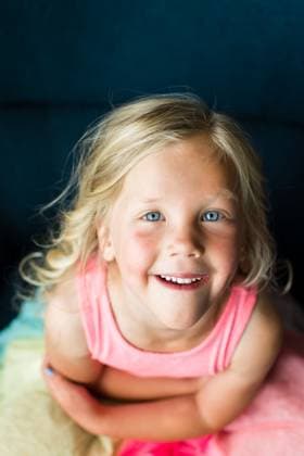 Creative Highlights Symbolfotos Blonde girl wearing rainbow outfit smiling warmly at the camera. Syracuse, Utah, United States CR_WMWJ250308F-1637288-01 ,model released, Symbolfoto