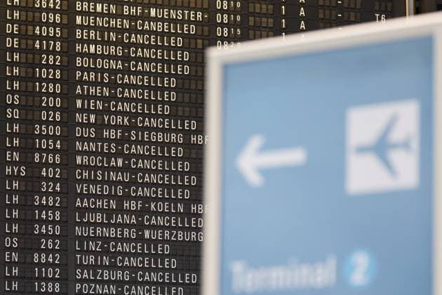 Bilder des Jahres 2025, News 03 März News Themen der Woche KW11 News Bilder des Tages Frankfurt, Airport, 10.03.2025, Warnstreik der Gewerkschaft Verdi am Frankfurter Flughafen. Anzeigetafel in der Schalterhalle die Abflüge stehen auf gecancelt. Frankfurt Airport Hessen Deutschland *** Frankfurt, Airport, 10 03 2025, warning strike of the trade union Verdi at Frankfurt Airport display board in the counter hall the departures are canceled Frankfurt Airport Hessen Germany