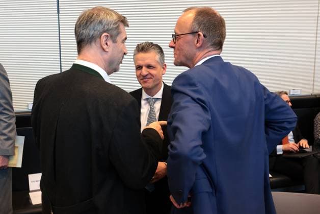 Markus Soeder, Ministerpraesident des Freistaates Bayern, Thorsten Frei, 1. Parlamentarischer Geschaeftsfuehrer der CDU CSU Bundestagsfraktion, Friedrich Merz, Parteivorsitzender der CDU und Vorsitzender der CDU-Bundestagsfraktion, Fraktionssitzung im Deutschen Bundestag, DEU, Berlin, 10.03.2025 *** Markus Soeder, State Premier of the Free State of Bavaria, Thorsten Frei, 1st Parliamentary Secretary of the CDU CSU parliamentary group, Friedrich Merz, CDU party leader and leader of the CDU parliamentary group, parliamentary group meeting in the German Bundestag, DEU, Berlin, 10 03 2025