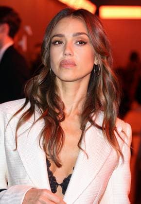 Jessica Alba au front row du défilé Gabriela Hearst Mode Collection Prêt à Porter Automne Hiver 2025 2026 lors de la Fashion Week de Paris PFW au Palais De Tokyo, à Paris, France, le 10 mars 2025 Denis Guignebourg Bestimage Celebs attend the Gabriela Hearst Womenswear Fall Winter 2025 2026 show as part of Paris Fashion Week at Palais De Tokyo on March 10, 2025 in Paris, France  Copyright: xDenisxGuignebourgx xBestimagexDenisxGuignebourgx xBestimagex