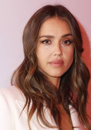 Jessica Alba au front row du défilé Gabriela Hearst Mode Collection Prêt à Porter Automne Hiver 2025 2026 lors de la Fashion Week de Paris PFW au Palais De Tokyo, à Paris, France, le 10 mars 2025 Denis Guignebourg Bestimage Celebs attend the Gabriela Hearst Womenswear Fall Winter 2025 2026 show as part of Paris Fashion Week at Palais De Tokyo on March 10, 2025 in Paris, France  Copyright: xDenisxGuignebourgx xBestimagexDenisxGuignebourgx xBestimagex