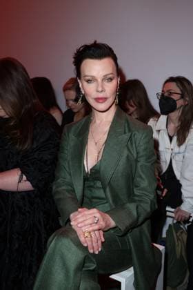 Debi Mazar au front row du défilé Gabriela Hearst Mode Collection Prêt à Porter Automne Hiver 2025 2026 lors de la Fashion Week de Paris PFW au Palais De Tokyo, à Paris, France, le 10 mars 2025 Denis Guignebourg Bestimage Celebs attend the Gabriela Hearst Womenswear Fall Winter 2025 2026 show as part of Paris Fashion Week at Palais De Tokyo on March 10, 2025 in Paris, France  Copyright: xDenisxGuignebourgx xBestimagexDenisxGuignebourgx xBestimagex