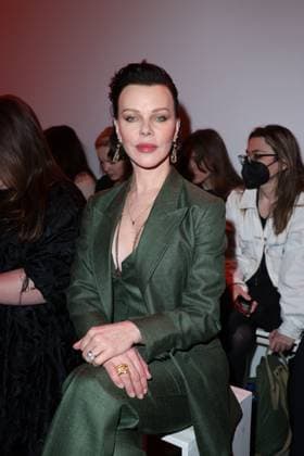 Debi Mazar au front row du défilé Gabriela Hearst Mode Collection Prêt à Porter Automne Hiver 2025 2026 lors de la Fashion Week de Paris PFW au Palais De Tokyo, à Paris, France, le 10 mars 2025 Denis Guignebourg Bestimage Celebs attend the Gabriela Hearst Womenswear Fall Winter 2025 2026 show as part of Paris Fashion Week at Palais De Tokyo on March 10, 2025 in Paris, France  Copyright: xDenisxGuignebourgx xBestimagexDenisxGuignebourgx xBestimagex