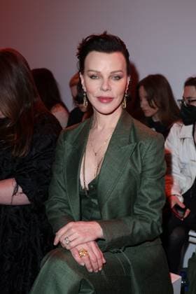Debi Mazar au front row du défilé Gabriela Hearst Mode Collection Prêt à Porter Automne Hiver 2025 2026 lors de la Fashion Week de Paris PFW au Palais De Tokyo, à Paris, France, le 10 mars 2025 Denis Guignebourg Bestimage Celebs attend the Gabriela Hearst Womenswear Fall Winter 2025 2026 show as part of Paris Fashion Week at Palais De Tokyo on March 10, 2025 in Paris, France  Copyright: xDenisxGuignebourgx xBestimagexDenisxGuignebourgx xBestimagex