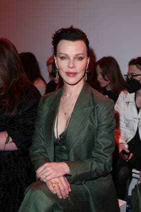 Debi Mazar au front row du défilé Gabriela Hearst Mode Collection Prêt à Porter Automne Hiver 2025 2026 lors de la Fashion Week de Paris PFW au Palais De Tokyo, à Paris, France, le 10 mars 2025 Denis Guignebourg Bestimage Celebs attend the Gabriela Hearst Womenswear Fall Winter 2025 2026 show as part of Paris Fashion Week at Palais De Tokyo on March 10, 2025 in Paris, France  Copyright: xDenisxGuignebourgx xBestimagexDenisxGuignebourgx xBestimagex