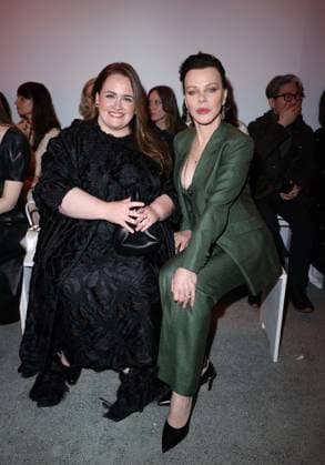 Jessica Gunning et Debi Mazar au front row du défilé Gabriela Hearst Mode Collection Prêt à Porter Automne Hiver 2025 2026 lors de la Fashion Week de Paris PFW au Palais De Tokyo, à Paris, France, le 10 mars 2025 Denis Guignebourg Bestimage Celebs attend the Gabriela Hearst Womenswear Fall Winter 2025 2026 show as part of Paris Fashion Week at Palais De Tokyo on March 10, 2025 in Paris, France unknown  Copyright: xDenisxGuignebourgx xBestimagexDenisxGuignebourgx xBestimagex