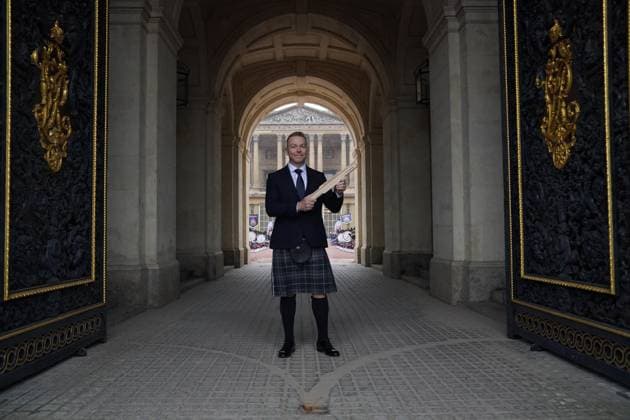 Bilder des Jahres 2025, Entertainment 03 März Entertainment Themen der Woche KW11 Entertainment Bilder des Tages Commonwealth Day 2025 Sir Chris Hoy holding the Commonwealth baton at the launch of the Commonwealth Sport King s Baton Relay, officially starting the countdown towards the Glasgow 2026 Commonwealth Games at Buckingham Palace, London. Picture date: Monday March 10, 2025., Credit:Jonathan Brady Avalon UK, London  Copyright: xJonathanxBradyx xAvalonx 0974341221