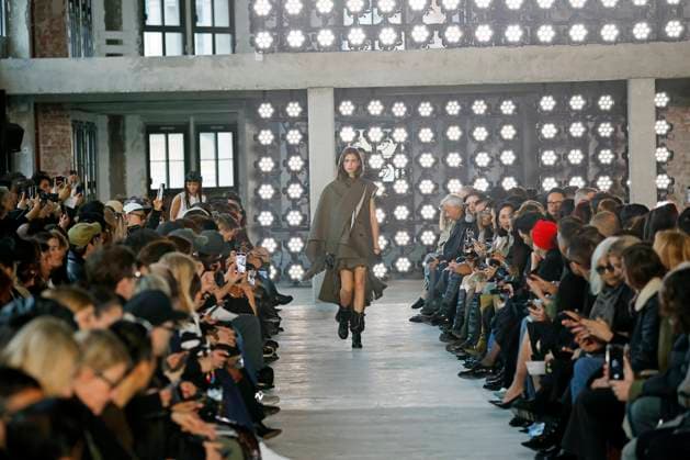 Sacai Ready to Wear Fall Winter 2025 - Paris, March 2025 Sacai Ready to Wear Fall Winter 2025 - Paris, March 2025, Credit:Zeppelin Avalon  Copyright: xZeppelinx xAvalonx 0974346777