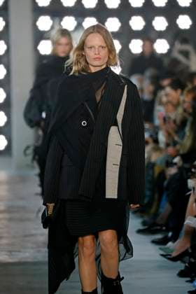 Sacai Ready to Wear Fall Winter 2025 - Paris, March 2025 Sacai Ready to Wear Fall Winter 2025 - Paris, March 2025, Credit:Zeppelin Avalon  Copyright: xZeppelinx xAvalonx 0974347089