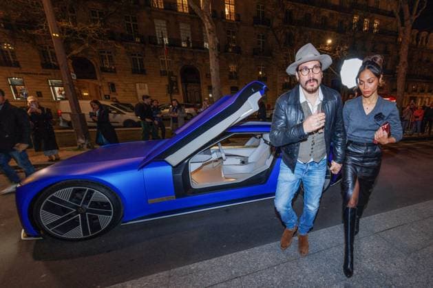 Bilder des Jahres 2025, Entertainment 03 März Entertainment Themen der Woche KW11 Entertainment Bilder des Tages Zoe Saldana With Jaguar Type 00 electric concept car at Peninsula - Paris Zoe Saldana and her husband Marco Perego arrive with the Jaguar Type 00 electric concept car at The Peninsula Paris hotel in Paris, France, March 10, 2025 on the sidelines of Paris Fashion Week (PFW), ( The vehicle, still in concept form, is not yet commercially available) . Photo by Jerome Dominé ABACAPRESS.COM Paris France  Copyright: xDominexJerome ABACAx