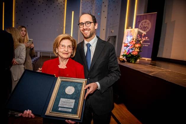 Bilder des Jahres 2025, News 03 März News Themen der Woche KW11 News Bilder des Tages 11.03.2025 xesx Frankfurt am Main, Der Holocaust-Überlebenden und Zeitzeugin Eva Szepesi ist am Montag die höchste Auszeichnung der Jüdischen Gemeinde Frankfurt verliehen worden: das Ehrensiegel in Silber Bild zeigt: Eva Szepesi mit dem Vorstandsvorsitzenden der jüdischen Gemeinde Benjamin Graumann *** 11 03 2025 xesx Frankfurt am Main, Holocaust survivor and contemporary witness Eva Szepesi was awarded the highest honor of the Jewish community of Frankfurt on Monday - the silver seal of honor Picture shows Eva Szepesi with the chairman of the board of the Jewish community Benjamin Graumann ES