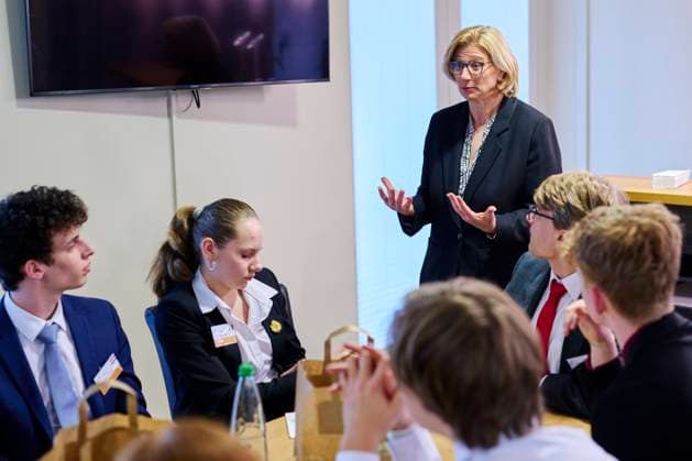 News Bilder des Tages Modell Europa Parlament - Anke Rehlinger EUR, Deutschland, Berlin, 11.03.2025: Das Modell Europa Parlament tagt im Plenarsaal des Bundesrates. Die Veranstaltung steht unter der Schirmherrschaft von Bundesratspräsidentin Anke Rehlinger. Jugendliche und Lehrkräfte aus allen Bundesländern sowie Gastdelegation aus der EU nehmen unter dem Motto Meine europäische Perspektive daran teil. Die Jugendlichen erarbeiten verschiedene Resolutionen, die das Gesetzgebungsverfahren der EU widerspiegeln, diese werden danach an die Entscheidungsträger in Brüssel weitergeleitet.