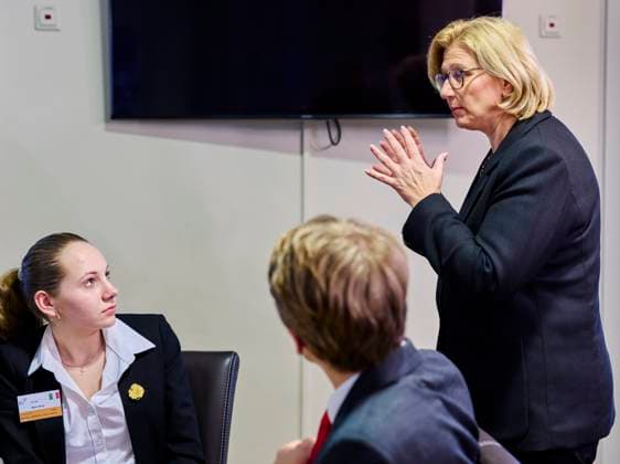 Modell Europa Parlament - Anke Rehlinger EUR, Deutschland, Berlin, 11.03.2025: Das Modell Europa Parlament tagt im Plenarsaal des Bundesrates. Die Veranstaltung steht unter der Schirmherrschaft von Bundesratspräsidentin Anke Rehlinger. Jugendliche und Lehrkräfte aus allen Bundesländern sowie Gastdelegation aus der EU nehmen unter dem Motto Meine europäische Perspektive daran teil. Die Jugendlichen erarbeiten verschiedene Resolutionen, die das Gesetzgebungsverfahren der EU widerspiegeln, diese werden danach an die Entscheidungsträger in Brüssel weitergeleitet.