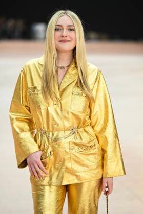Entertainment Bilder des Tages Paris Fashion Week People au defile Chanel, Arrival of celebrities at Grand Palais for Chanel Show 441654 2025 03 11 Paris France Fanning, Dakota  Copyright: xSergexArnalx xStarfacex STAR_441654_002