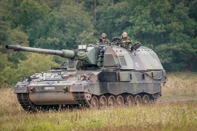 Deutschland, Europa Boris Pistorius, Bundesminister der Verteidigung, Bundeswehr, Panzerhaubitze 2000, Artilleriesystem, Selbstfahrlafette, Militärmanöver, Verteidigungspolitik, NATO, Rüstungsindustrie, Waffenlieferungen, Ukraine-Krieg, Sicherheitspolitik, Bundeswehrmodernisierung, Zeitenwende, Kriegsgerät, Militärstrategie, EU-Verteidigung, Wladimir Putin, Donald Trump, NATO-Osterweiterung, Leopard 2, Marder, Patriot-System. *** Germany, Europe Boris Pistorius, Federal Minister of Defence, Bundeswehr, howitzer 2000, artillery system, self-propelled guns, military manoeuvres, defence policy, NATO, arms industry, arms deliveries, Ukraine war, security policy, Bundeswehr modernization, turning point, war equipment, military strategy, Copyright: xJOERANxSTEINSIEKx