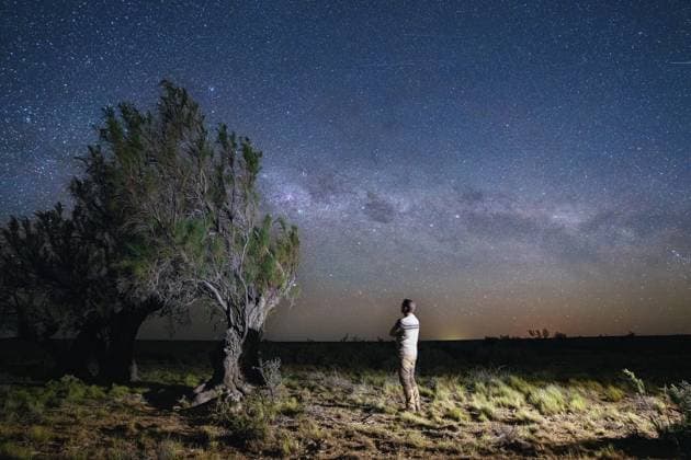 Junger Mann bestaunt die Sterne der Milchstraße, Tres Cerros, Santa Cruz, Argentinien, Südamerika Young man marvels at the stars of the Milky Way, Tres Cerros, Santa Cruz, Argentina, South America Copyright: imageBROKER SaschaxSelli-Grabows ibxsse12861485.jpg ,model released, Symbolfoto ,property released