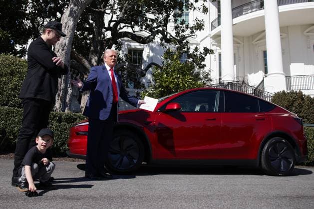 Bilder des Jahres 2025, News 03 März News Themen der Woche KW11 DC: President Trump views Tesla vehicles in Front of The White House Elon Musk, Tesla CEO and Senior Advisor to the President of the United States, looks on as President Donald Trump speaks in front of Tesla vehicles at the White House in Washington, D.C. on March 11, 2025. President Trump has said he will buy a Tesla to support Tesla and Elon Musk after recent attacks on Tesla charging stations and calls for boycotts of Tesla products. (Photo by Samuel Corum Pool ABACAPRESS.COM) Washington DC United States  Copyright: xPool ABACAx