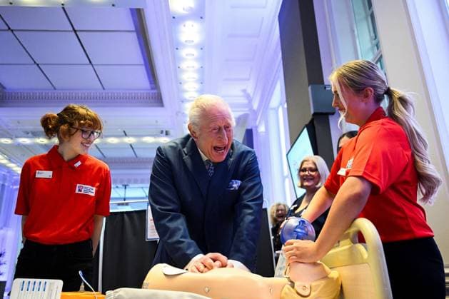 Bilder des Jahres 2025, Entertainment 03 März Entertainment Themen der Woche KW11 Entertainment Bilder des Tages . 11 03 2025. London, United Kingdom. King Charles III performs CPR on a medical test mannequin during an event to celebrate the 1,000th Royal College of Nursing King s Nursing Cadet at the Royal College of Nursing in London.  xPoolx xi-Imagesx IIM-25801-0001