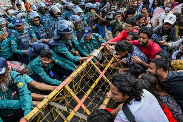 Bilder des Jahres 2025, News 03 März News Themen der Woche KW11 Anti-Rape Protest Demonstrators scuffle with police during the protest as protesters try to break the barricade in Dhaka, Bangladesh, on March 11, 2025, as demonstrators attempt to march toward the office of Chief Adviser Professor Muhammad Yunus to submit a memorandum. Police at one stage charge batons on protesters. Dhaka Dhaka Bangladesh  Copyright: xZabedxHasnainxChowdhuryx originalFilename: chowdhury-notitle250311_npb4X.jpg