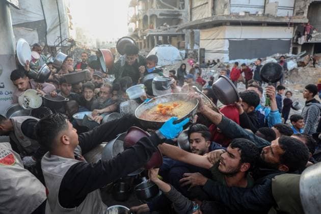 Bilder des Jahres 2025, News 03 März News Themen der Woche KW11 News Bilder des Tages (250311) -- JABALIA, March 11, 2025 -- People try to get food at a charity kitchen in Jabalia refugee camp, northern Gaza Strip, on March 11, 2025. The humanitarian situation in the Gaza Strip continues to deteriorate as Israel has kept all border crossings closed and blocked the entry of essential aid for the 10th consecutive day, Hamas said Tuesday. (Photo by Xinhua) MIDEAST-GAZA-JABALIA-CHARITY KITCHEN RizekxAbdeljawad 