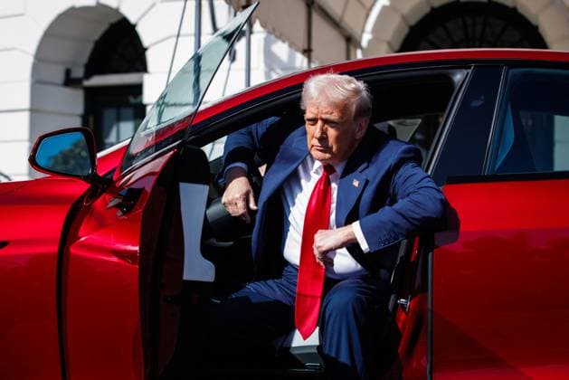 News Themen der Woche KW11 News Bilder des Tages DC: President Trump views Tesla vehicles in Front of The White House President Donald Trump climbs out of a Tesla Model S on the South Lawn of the White House in Washington, D.C. on March 11, 2025. President Trump has said he will buy a Tesla to support Tesla and Elon Musk after recent attacks on Tesla charging stations and calls for boycotts of Tesla products. (Photo by Samuel Corum Pool ABACAPRESS.COM) Washington DC United States  Copyright: xPool ABACAx