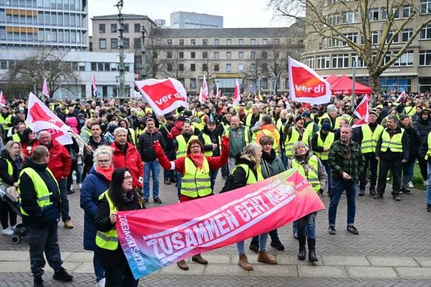 News Themen der Woche KW11 Streik Kundgebung von Verdi auf dem Hirschlandplatz in der Essener Innenstadt ** NUR FÜR REDAKTIONELLE ZWECKE ** EDITORIAL USE ONLY **<p>Streikende auf dem Hirschlandplatz am Mittwoch, den 12. Maerz 2025. Streik Kundgebung von Verdi auf dem Hirschlandplatz in der Essener Innenstadt. Mitarbeiter der EBE, Stadtbibliotheken, aus dem Rathaus, Staedtischen Kindertagesstaetten etc. streiken. Deutschland NRW Essen Copyright: KerstinxKokoska *** Strike rally by Verdi at Hirschlandplatz in downtown Essen FOR EDITORIAL PURPOSES ONLY p Strikers at Hirschlandplatz on Wednesday, March 12, 2025 Strike rally by Verdi at Hirschlandplatz in downtown Essen Employees of EBE, city libraries, city hall, municipal day care centers etc are on strike Germany Copyright: KerstinxKokoska doc7zqc9jvdk3aj5elvkjr ,EDITORIAL USE ONLY