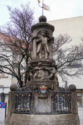 Teichmann Brunnen, Steinfigur des Albrecht Ludwig Berblinger, Schneider von Ulm 23.02.25 *** Teichmann fountain, stone figure of Albrecht Ludwig Berblinger, tailor of Ulm 23 02 25