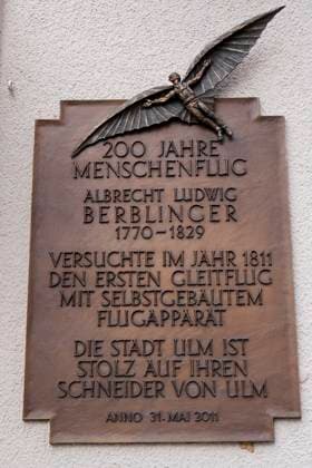Gedenktafel für Albrecht Ludwig Berblinger 1770-1829 den sogenannten Schneider von Ulm, Erfinder und Flugpionier 23.02.25 *** Commemorative plaque for Albrecht Ludwig Berblinger 1770 1829 the so-called tailor of Ulm, inventor and aviation pioneer 23 02 25