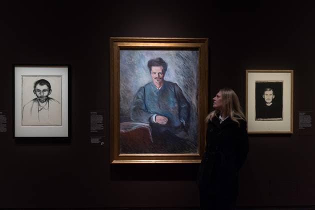 Edvard Munch Portraits Exhibition At The National Portrait Gallery In London LONDON, UNITED KINGDOM - MARCH 12, 2025: A gallery staff member looks at a painting titled August Strindberg (C) by Norwegian painter Edvard Munch during a photocall for Edvard Munch Portraits exhibition (13 March - 15 June 2025) at the National Portrait Gallery in London, United Kingdom on March 12, 2025. The exhibition will be the first in the UK to focus exclusively on Munch as a portraitist, including works never before seen in the UK. London Greater London United Kingdom  Copyright: xWIktorxSzymanowiczx originalFilename: szymanowicz-edvardmu250312_npuFk.jpg