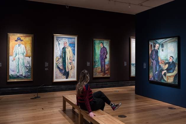 Edvard Munch Portraits Exhibition At The National Portrait Gallery In London LONDON, UNITED KINGDOM - MARCH 12, 2025: A gallery staff member with paintings titled Ludvig Karsten , 1905, (L), Christian Gierlöff, Author , 1909, (2L), Jappe Nilssen, 1909, (3L) and Lucien Dedichen and Jappe Nilssen , 1925-26, (R) by Norwegian painter Edvard Munch during a photocall for Edvard Munch Portraits exhibition (13 March - 15 June 2025) at the National Portrait Gallery in London, United Kingdom on March 12, 2025. The exhibition will be the first in the UK to focus exclusively on Munch as a portraitist, including works never before seen in the UK. London Greater London United Kingdom Copyright: xWIktorxSzymanowiczx originalFilename: szymanowicz-edvardmu250312_npx2V.jpg