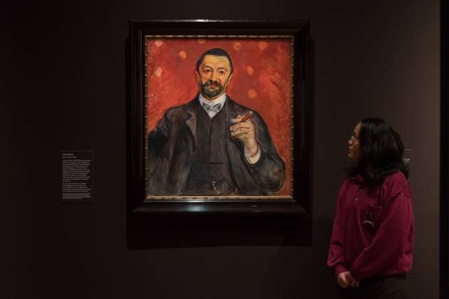 Edvard Munch Portraits Exhibition At The National Portrait Gallery In London LONDON, UNITED KINGDOM - MARCH 12, 2025: A gallery staff member looks at a painting titled Felix Auerbach by Norwegian painter Edvard Munch during a photocall for Edvard Munch Portraits exhibition (13 March - 15 June 2025) at the National Portrait Gallery in London, United Kingdom on March 12, 2025. The exhibition will be the first in the UK to focus exclusively on Munch as a portraitist, including works never before seen in the UK. London Greater London United Kingdom  Copyright: xWIktorxSzymanowiczx originalFilename: szymanowicz-edvardmu250312_npZHG.jpg
